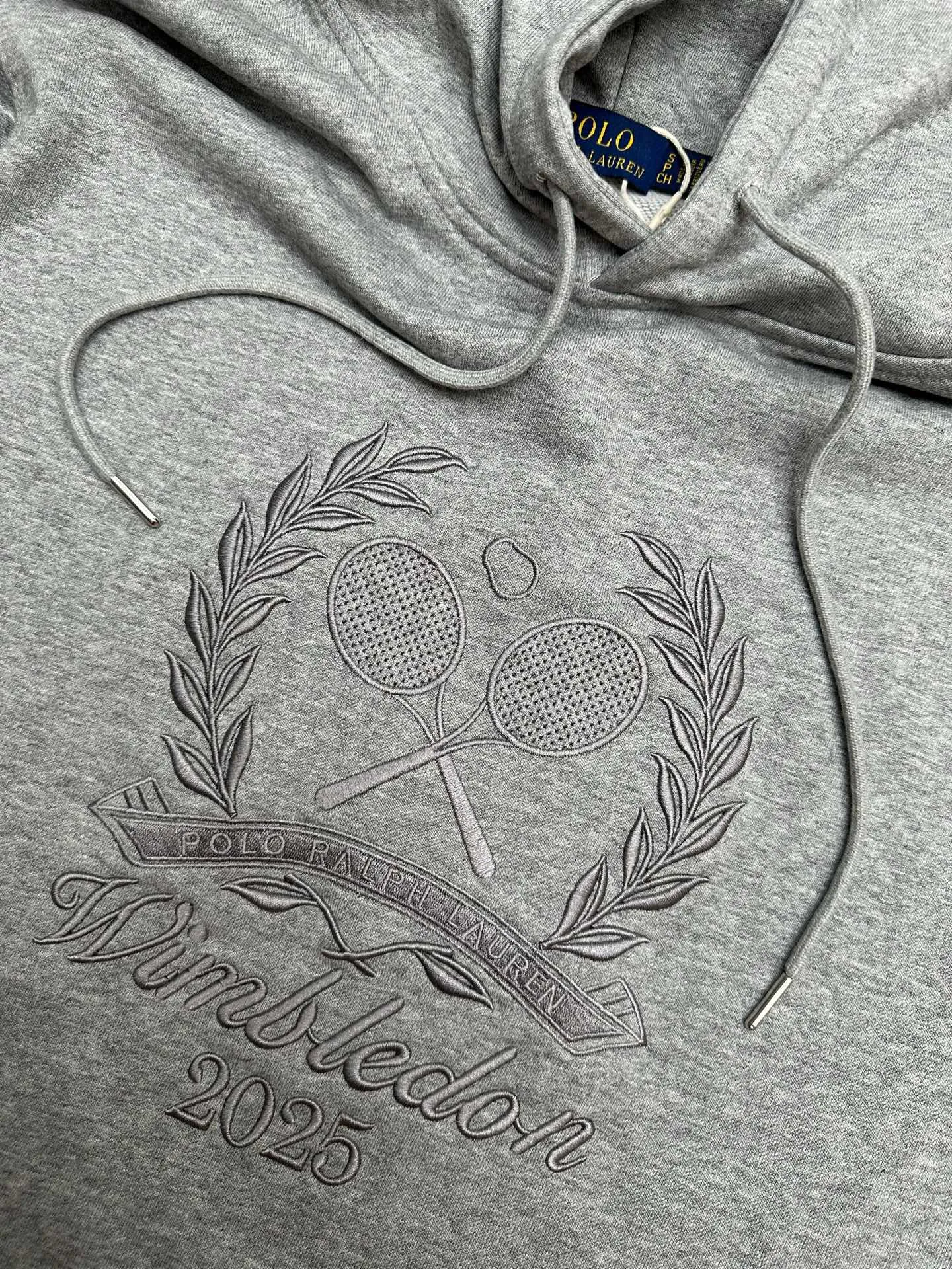 P280 RalphLauren/Ralph Lauren 2025 new autumn and winter large embroidered hooded sweatshirt Ralph Lauren's age-reducing item, the coat fabric is made of 60% cotton ➕40% polyester, which not only retains the softness, comfort and breathability of cotton, but also adds the wear resistance and wrinkle resistance of polyester fiber, making the clothes more durable and easy to care for. Even in slightly cooler weather, you won't feel stuffy when wearing it. This kind of fabric has a natural crisp feel and is not easy to pill or deform. Hooded design effectively improves thermal insulation performance. The embroidery on the chest and the fabric are of the same color. The colors are full, three-dimensional and lifelike, adding a bit of liveliness and interest to the whole sweatshirt. There is no pressure to dress, regardless of age or gender. Complete accessories!  Color: navy blue, black, gray size: S-xL
